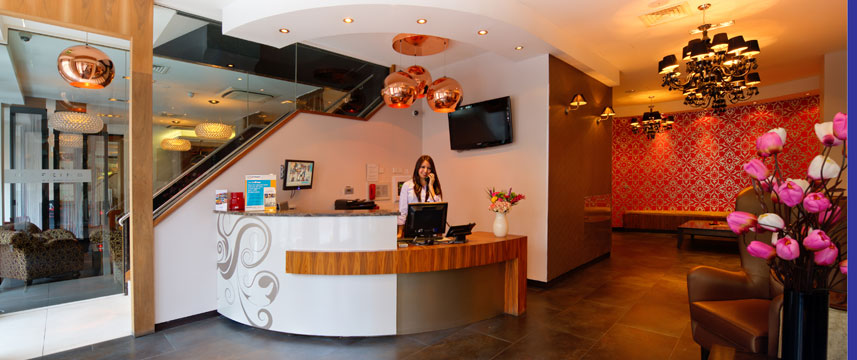 Quality Maitrise Hotel Reception Desk