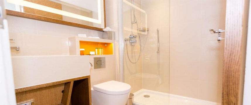 DoubleTree by Hilton London Hyde Park Shower Room
