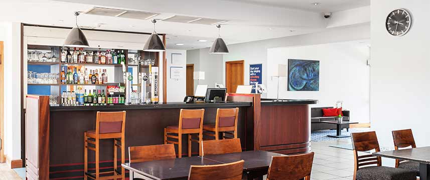 Holiday Inn Express Braintree - Lobby Bar